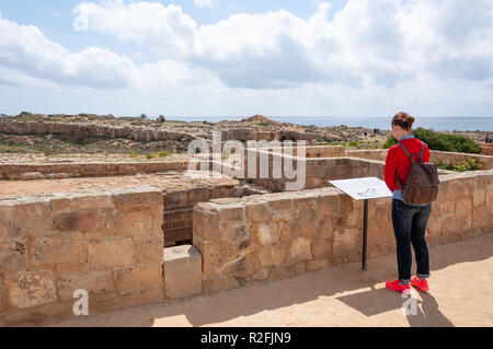 A livello del suolo di roccia scolpiti tomba nelle tombe dei re, le tombe dei re Avenue, Paphos (Paphos), Pafos District, la Repubblica di Cipro Foto Stock