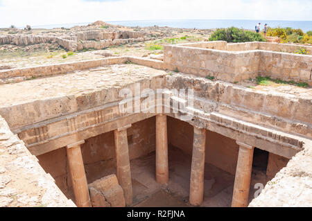 A livello del suolo con vista della roccia scolpiti tomba nelle tombe dei re, le tombe dei re Avenue, Paphos (Paphos), Pafos District, la Repubblica di Cipro Foto Stock