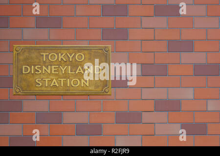 Tokyo Disneyland station segno sulla parete presso il Disney Resort linea Sistema monorotaia in Chiba, Giappone Foto Stock