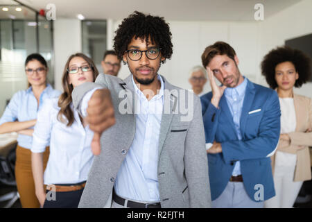 Gruppo di tentativi di persone di affari e mal gestite azienda porta infelicità Foto Stock