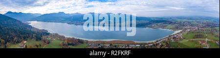 Vista panoramica a Tegernsee nelle Alpi della Bavaria Foto Stock