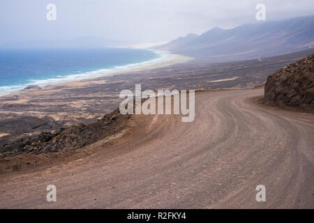 Infinita spiaggia selvaggia con nessuno el cofete fuerteventura. Un paradiso per i surfisti e zainetto traveler nessuna strada asfaltata appena macinato e avventura. luogo senza tempo di vivere un stile di vita alternativo Foto Stock