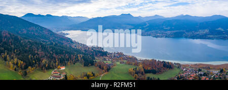 Vista panoramica a Tegernsee nelle Alpi della Bavaria Foto Stock