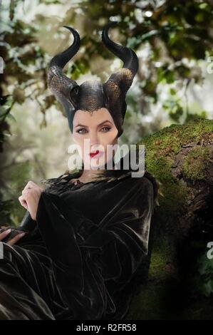 Maleficent Anno : 2014 USA Direttore : Robert Stromberg Angelina Jolie poster (textless) Foto Stock