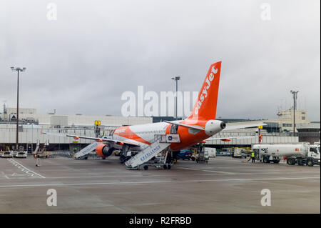 Easyjet aereo all'Aeroporto di Aberdeen. Scozia Foto Stock