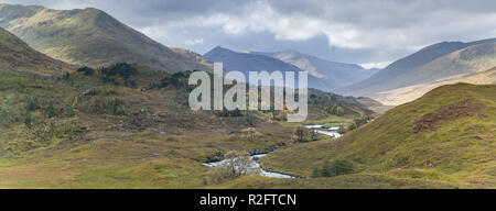 Fiume Affric all'estremità ovest del Loch Affric Glen Affric, altopiani, Scozia. Foto Stock