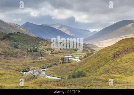 Fiume Affric all'estremità ovest del Loch Affric Glen Affric, altopiani, Scozia. Foto Stock