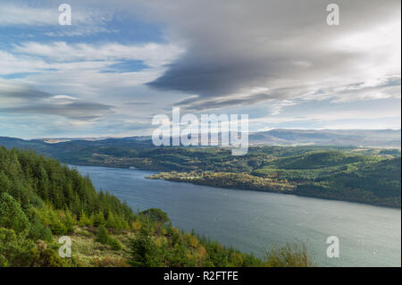 Walkers sul Great Glen modo Alta Via tra Invermoriston e Drumnadrochit sopra Alltsigh, altopiani, Scozia Foto Stock