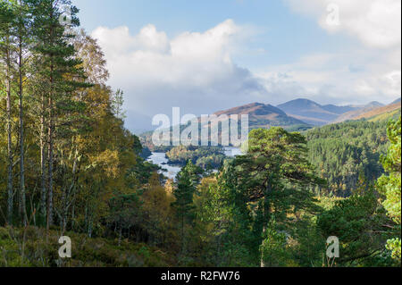 Loch Beinn un Mheadhain dal punto di vista sentiero in Glen Affric, Highlands della Scozia Foto Stock