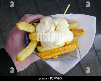 Le patatine fritte con majo Foto Stock