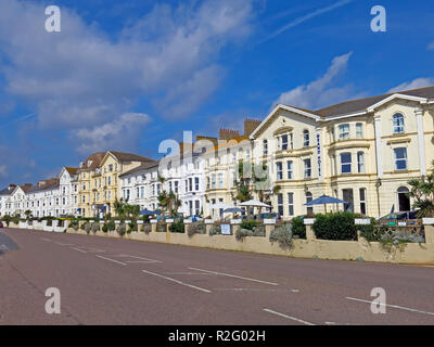 Una suggestiva terrazza fronte mare sulla spianata in Exmouth, Devon, Inghilterra, Regno Unito Foto Stock