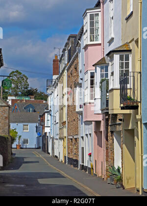 Una colorata terrazza di casa hisptirc lungo il filamento in Topsham, Devon, Inghilterra, Regno Unito Foto Stock