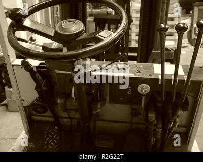Controlli di un 1993 alimentato a batteria Komatsu FB15M-2 carrello elevatore a forche. Foto Stock