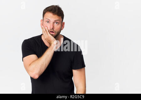 Ritratto di uomo con sconvolto l'espressione del viso isolati su sfondo bianco Foto Stock