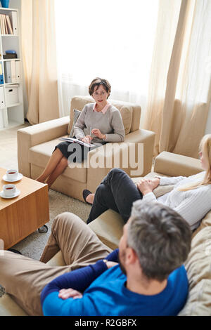 Terapeuta qualificato di parlare al giovane circa i loro problemi Foto Stock