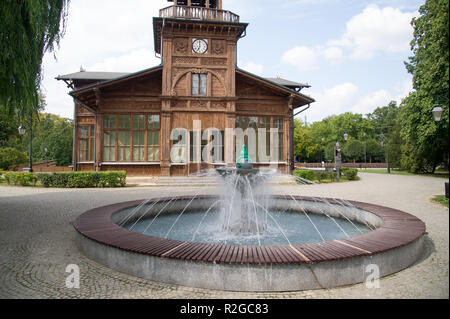 Storico camera della pompa nel giardino pubblico di Ciechocinek, Polonia. Il 3 settembre 2018 © Wojciech Strozyk / Alamy Stock Photo Foto Stock