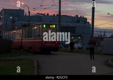 Saint Petersburg, Russia - 16 Novembre 2018: Tram arriva alla fermata finale in Kupchino. Mattina al crepuscolo e alba sky. Foto Stock