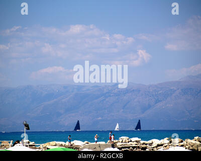 Yacht Regatta della costa di Roda, Corfù, Grecia, con segni distintivi di nero di vendita Foto Stock