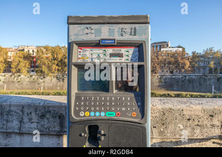 11/09/2018 - Roma, Italia: nuovi biglietti per il parcheggio macchine paganti in Roma. Il centro di Roma dal fiume Tevere Foto Stock