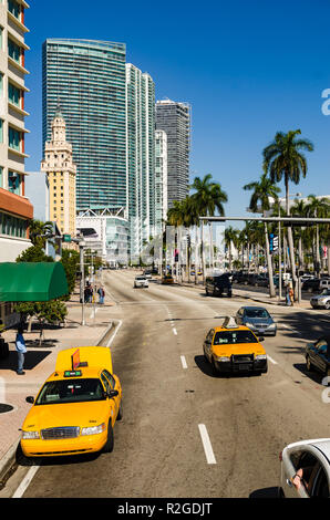 Miami, Florida - Febbraio 15, 2015:Taxi driver fermato al semaforo sulla spiaggia di South Beach su Ocean Drive in Miami. Foto Stock