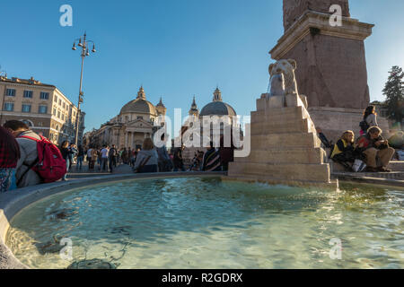 11/09/2018 - Roma, Italia: domenica pomeriggio i turisti haning fuori dall'obelisco e le sue fontane in Piazza del Popolo a Roma Foto Stock