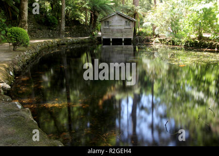 Casa in barca sul lago Foto Stock