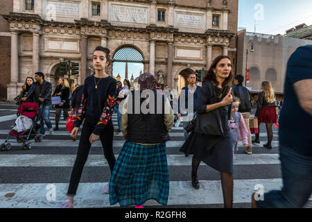 11/09/2018 - Roma, Italia: domenica pomeriggio nel centro della città,persone attraversando road a piazzale Flaminio. La figura centrale è un mendicante gitana Foto Stock