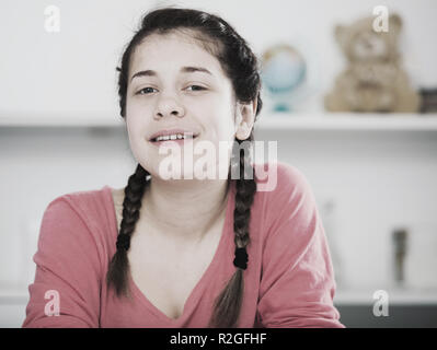 Giovane ragazza in posa scherzosamente di buon umore nel tempo libero Foto Stock