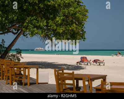 Spiaggia Vista su Meeru Island, Maldive Foto Stock