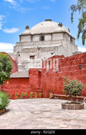 Arequipa, Perù - Ottobre 7, 2018: cortili interni del monastero di Santa Catalina de Siena, un sito patrimonio mondiale dell'UNESCO Foto Stock
