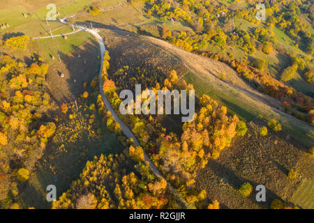 Paesaggio autunnale antenna drone shot in Transilvania, Romania Foto Stock