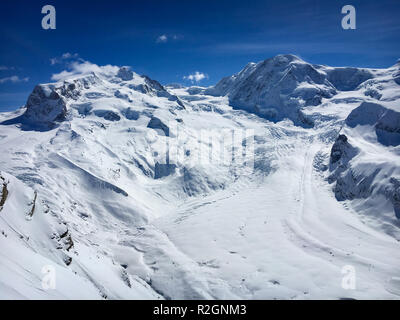 Vista del Monte Rosa massiccio con picchi di montagna di Punta Dufour (sinistra) e Liskamm con Gorner ghiacciaio tra visto dal Gornergrat Foto Stock