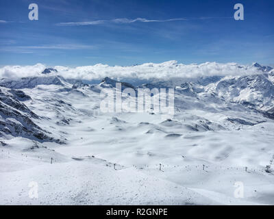 Vista panoramica di Breuil-Cervinia regione di sci in Italia visto da Plateau Rosa (Svizzera) in un pomeriggio soleggiato Foto Stock