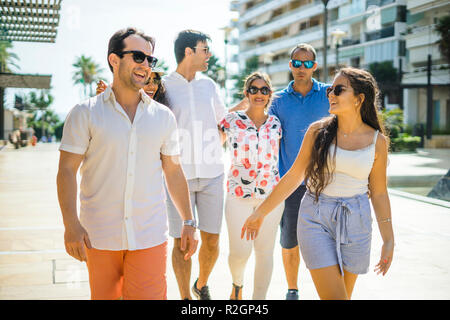 Pretty girl e bello ragazzo appendere fuori con gli amici in città Foto Stock