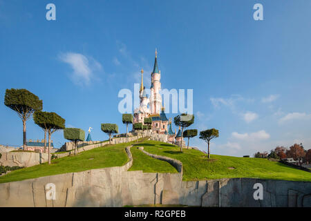 Disneyland Paris, Francia, Novembre 2018: Sleeping Beauty il castello con i cieli blu dietro. Foto Stock