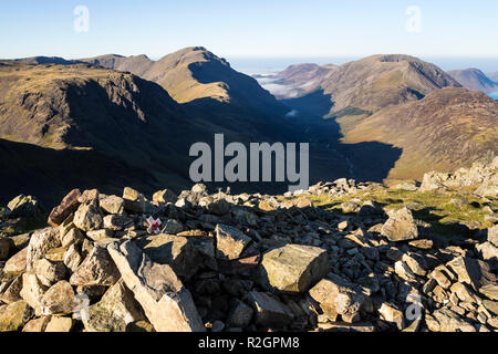 Il vertice del timpano verde con vista ad ovest verso le montagne del pilastro (L), Haystacks, alta rupe, alto stile (R), con valli di Ennerdale Foto Stock