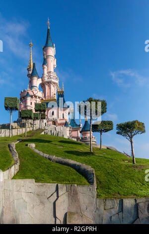 Disneyland Paris, Francia, Novembre 2018: Sleeping Beauty il castello con i cieli blu dietro. Foto Stock