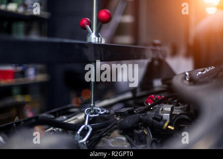 Macchina utensile per montaggio motore close up con bel sole sullo sfondo Foto Stock