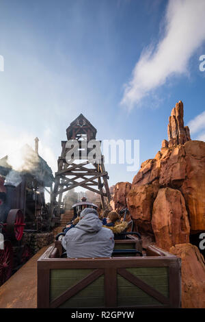 Disneyland Paris, Francia, Novembre 2018: all'interno del Big Thunder Mountain Railroad. Un roller coaster all'interno di Frontierland a Disneyland Parigi. Foto Stock