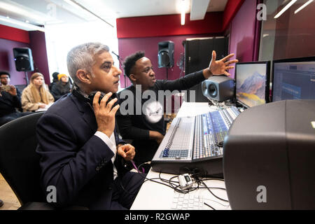 Sindaco di Londra Sadiq Khan si unisce i giovani aspiranti musicisti in uno studio di registrazione durante una visita a Spotlight Youth Centre di Londra. Foto Stock