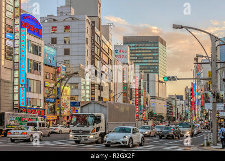 Paesaggio urbano al quartiere degli affari di Ueno all'alba, Tokyo, Giappone Foto Stock