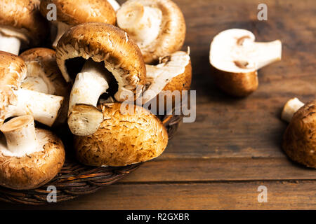 Materie di funghi su una tavola in legno rustico close up Foto Stock