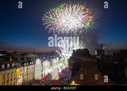 La partenza ufficiale a Edimburgo di Natale, la luce di notte, George Street, Edimburgo. Foto Stock