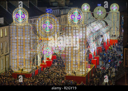 L'inizio ufficiale dell'EdinburghÕs Natale, la luce di notte, George Street, Edimburgo. Foto Stock