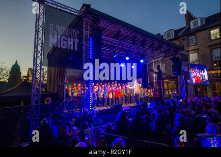 L'inizio ufficiale dell'EdinburghÕs Natale, la luce di notte, George Street, Edimburgo. Foto Stock