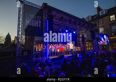 L'inizio ufficiale dell'EdinburghÕs Natale, la luce di notte, George Street, Edimburgo. Foto Stock