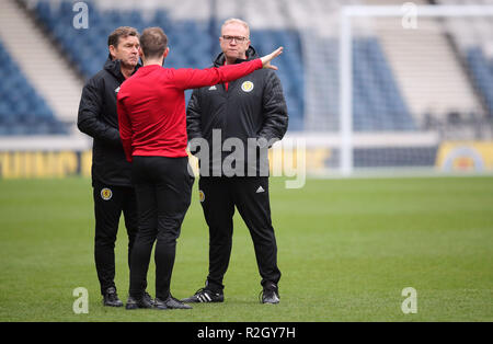 Scozia assistant manager Peter Grant (sinistra) e responsabile Alex McLeish (a destra) durante la sessione di formazione all'Hampden Park, Glasgow. Foto Stock