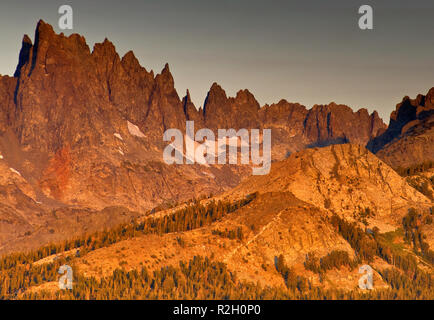 I minareti e Gamma Ritter, vista dal minareto Vista nei pressi di Mammoth Lakes a sunrise, Sierra Nevada, Ansel Adams Wilderness, CALIFORNIA, STATI UNITI D'AMERICA Foto Stock