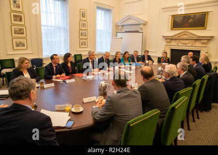 Nuovo Segretario Brexit Stephen Barclay (quarta a sinistra) durante un Comitato interministeriale con il nord del Segretario irlandese Karen Bradley (sinistra), Segretario gallese Alun Cairns (seconda a sinistra), UK Cabinet Office ministro David Lidington (quinta a sinistra), Segretario scozzese David Mundell (ottava a destra) e il cabinet Segretario per gli Affari Pubblici e relazioni costituzionali Mike Russell (terza a destra), presso l'Ufficio di gabinetto in Westminster, Londra. Foto Stock