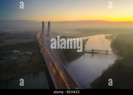 Vista spettacolare da fuco sul ponte Redzinski a Wrocław, Polonia. Foto Stock